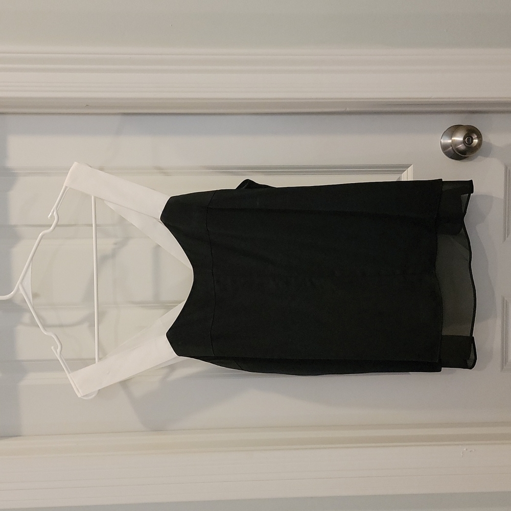 Banana Republic sleeveless top. Lined. Great details. Size large.excellent condi